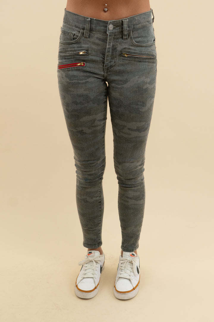 etienne marcel camo skinny jeans (26; retail $228)