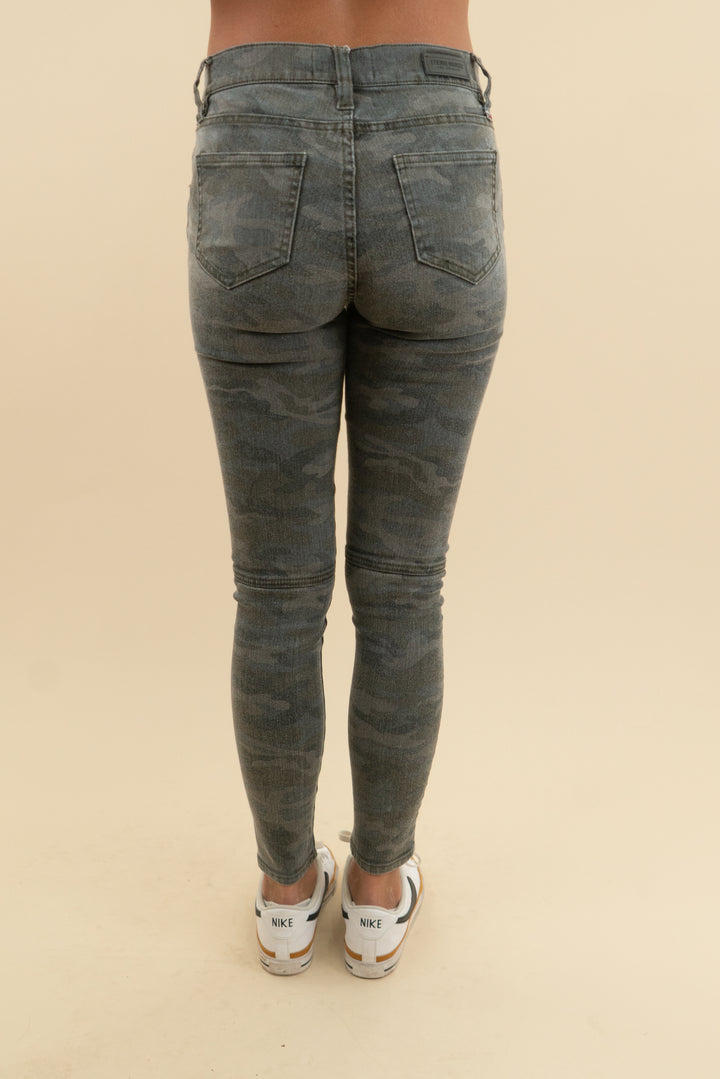 etienne marcel camo skinny jeans (26; retail $228)