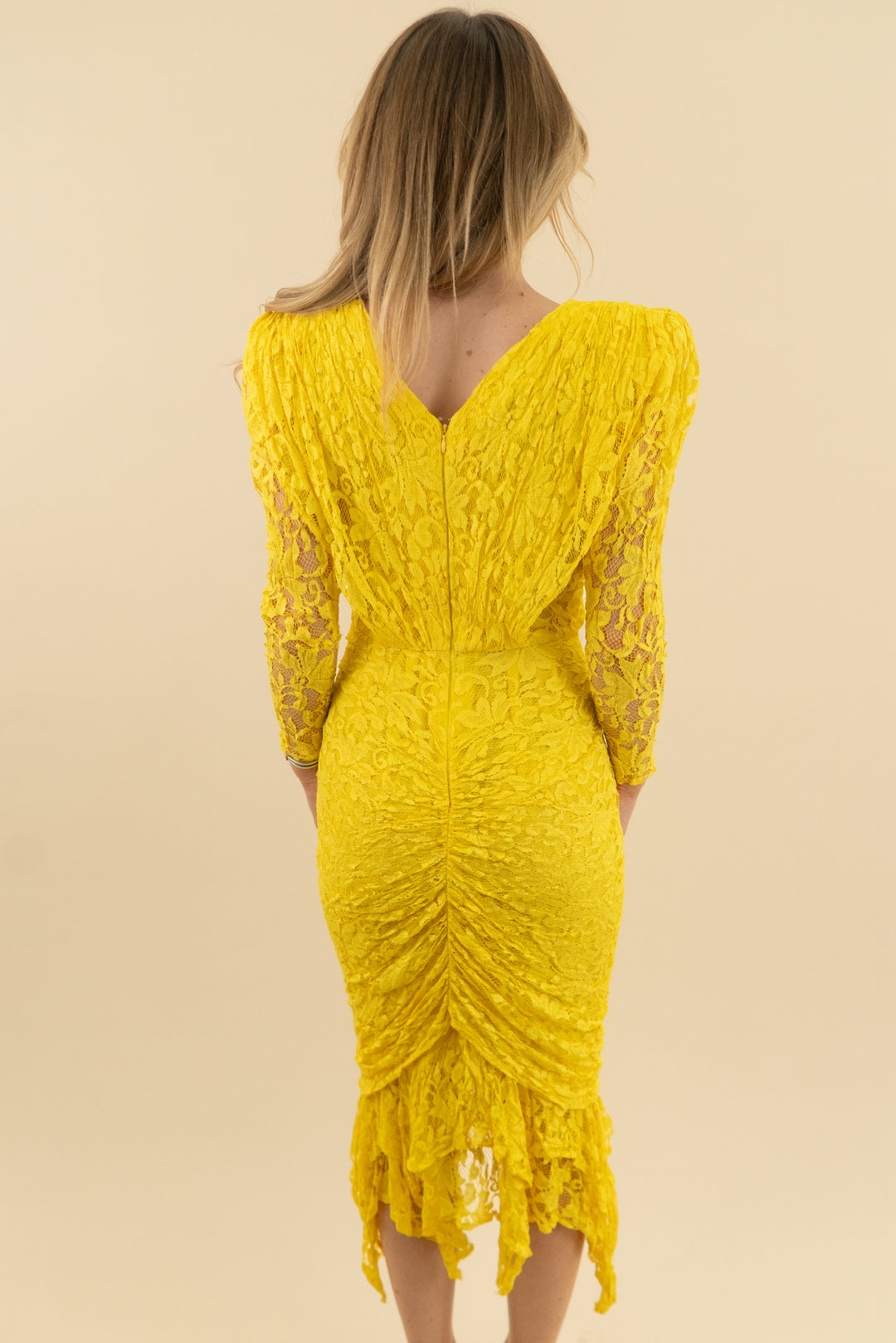 vibrant yellow lace ruched midi (s)