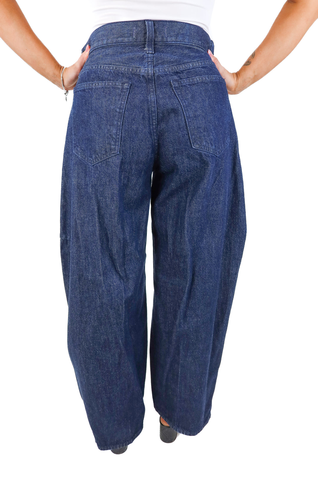 abercrombie & fitch dark wash barrel jeans NWT (27; retails $90)