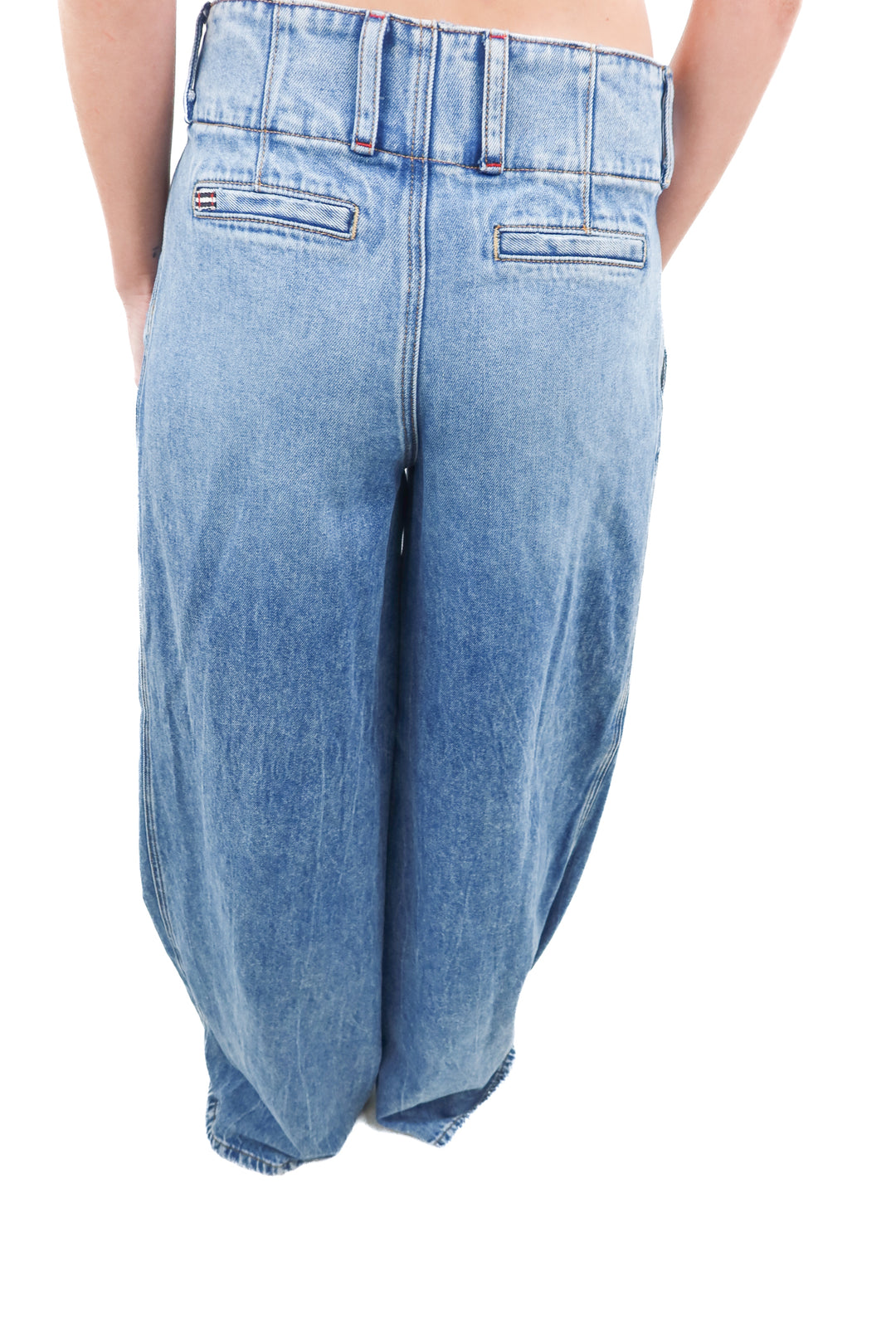 alice + olivia medium wash wide leg jeans (26; retail $375)