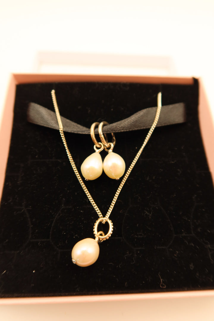 Pandora pearl earring/necklace set NWOT
