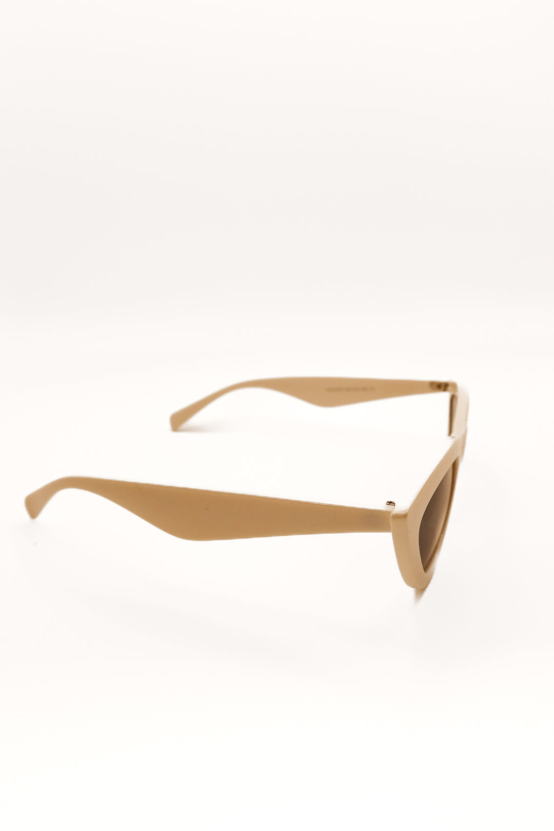 Madewell white cat eye sunglasses (retail $75)