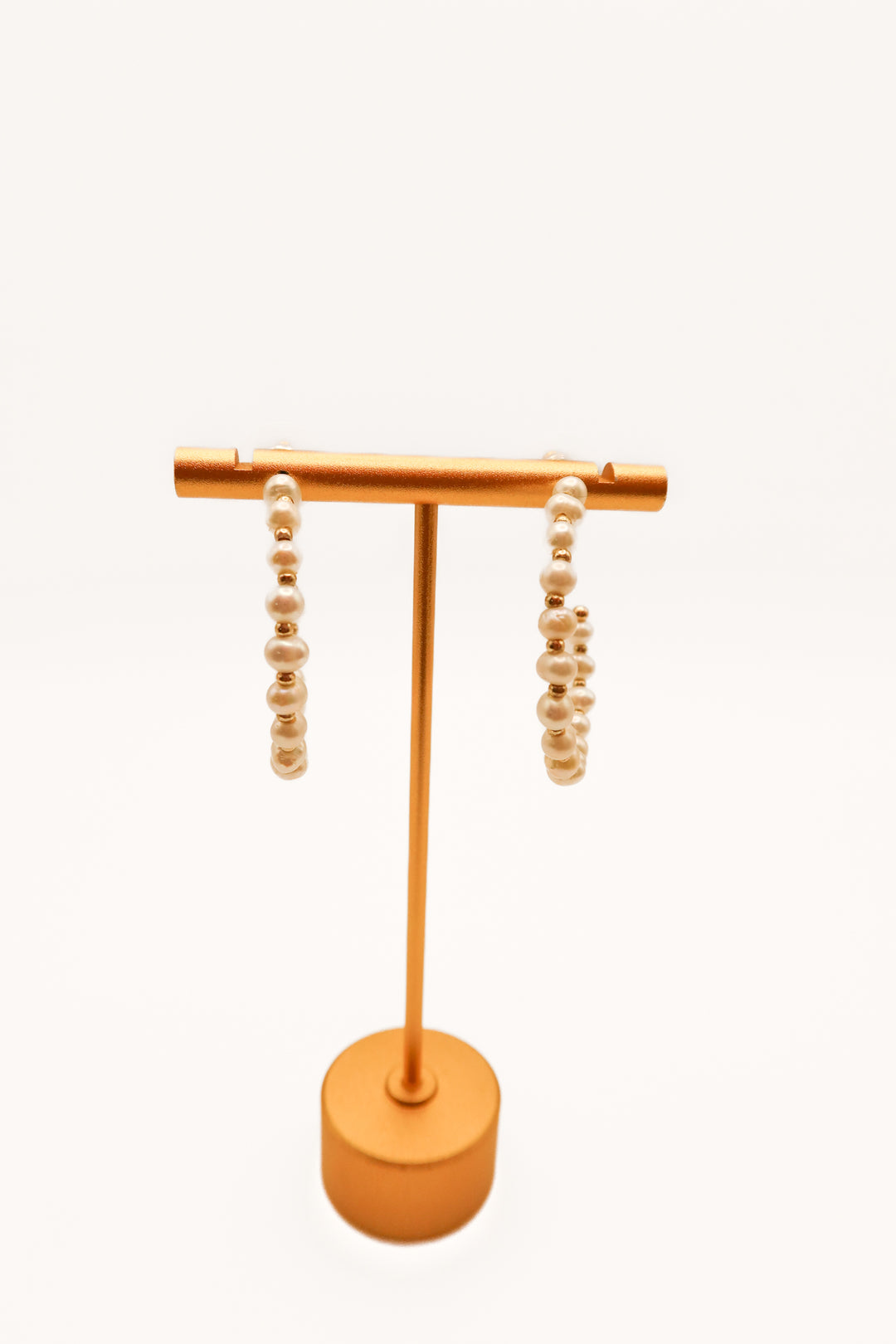 Pearl/gold hoop earrings