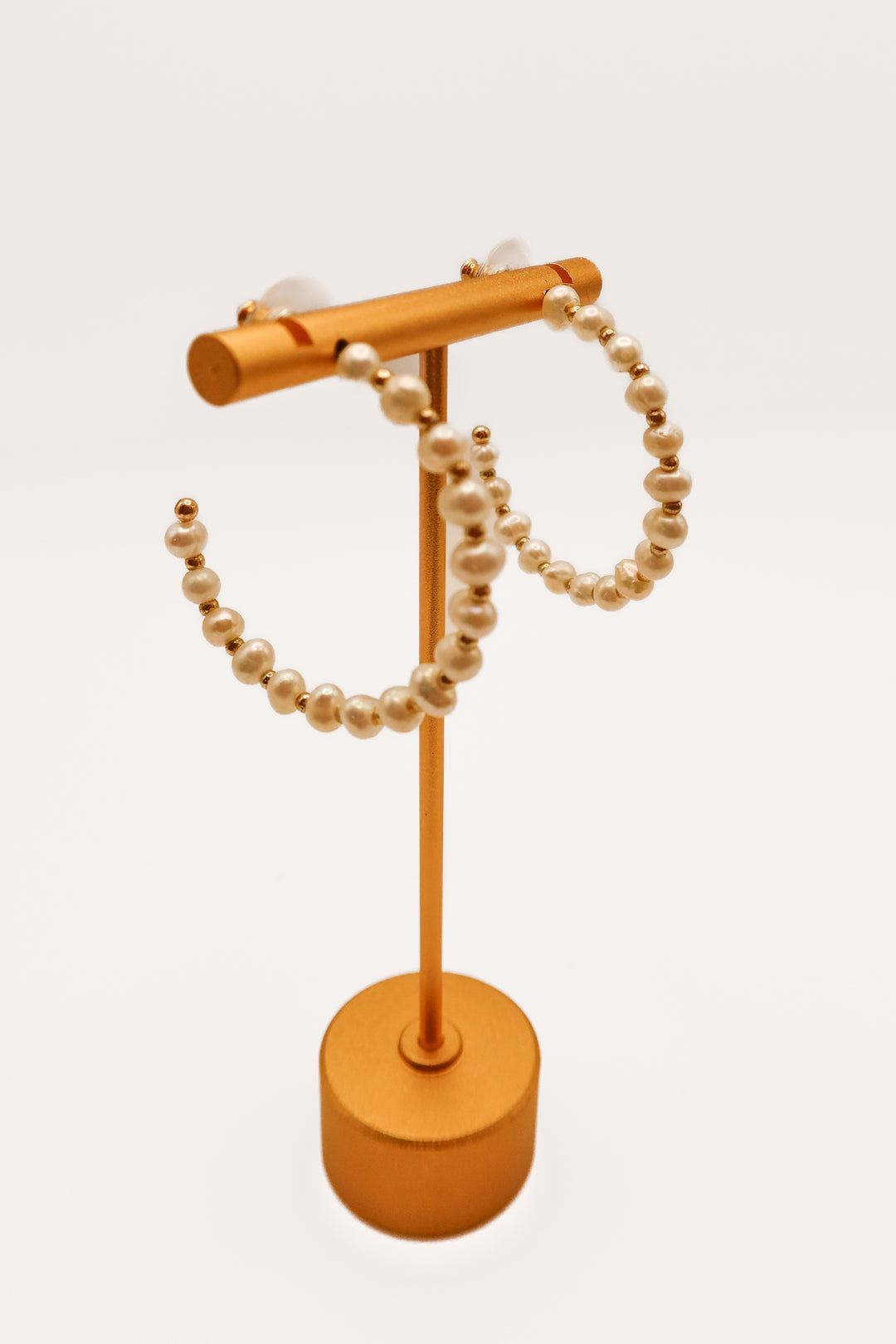 Pearl/gold hoop earrings