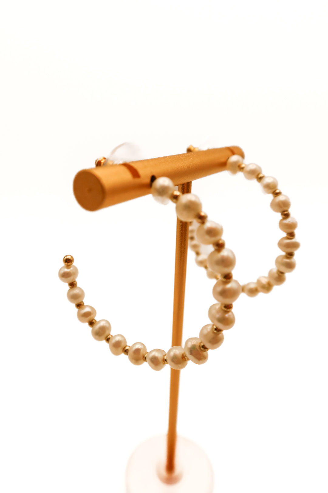 Pearl/gold hoop earrings