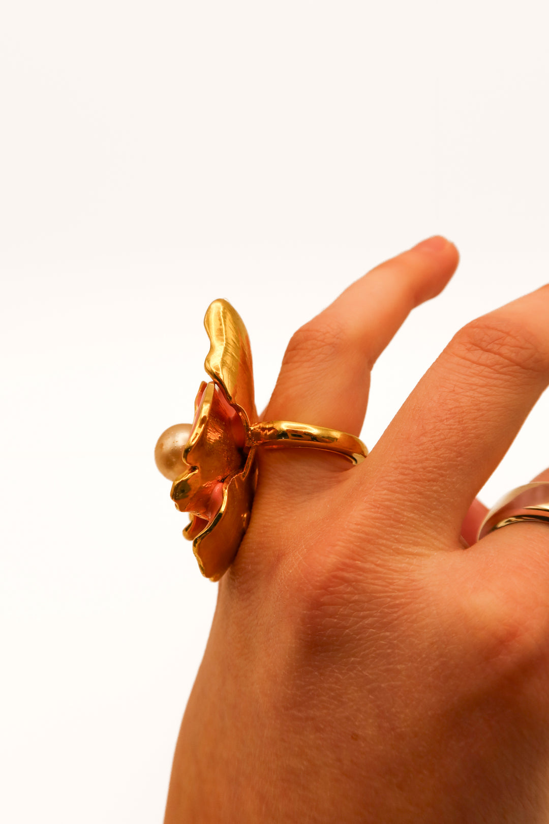 Large pink/pearl floral ring (6)