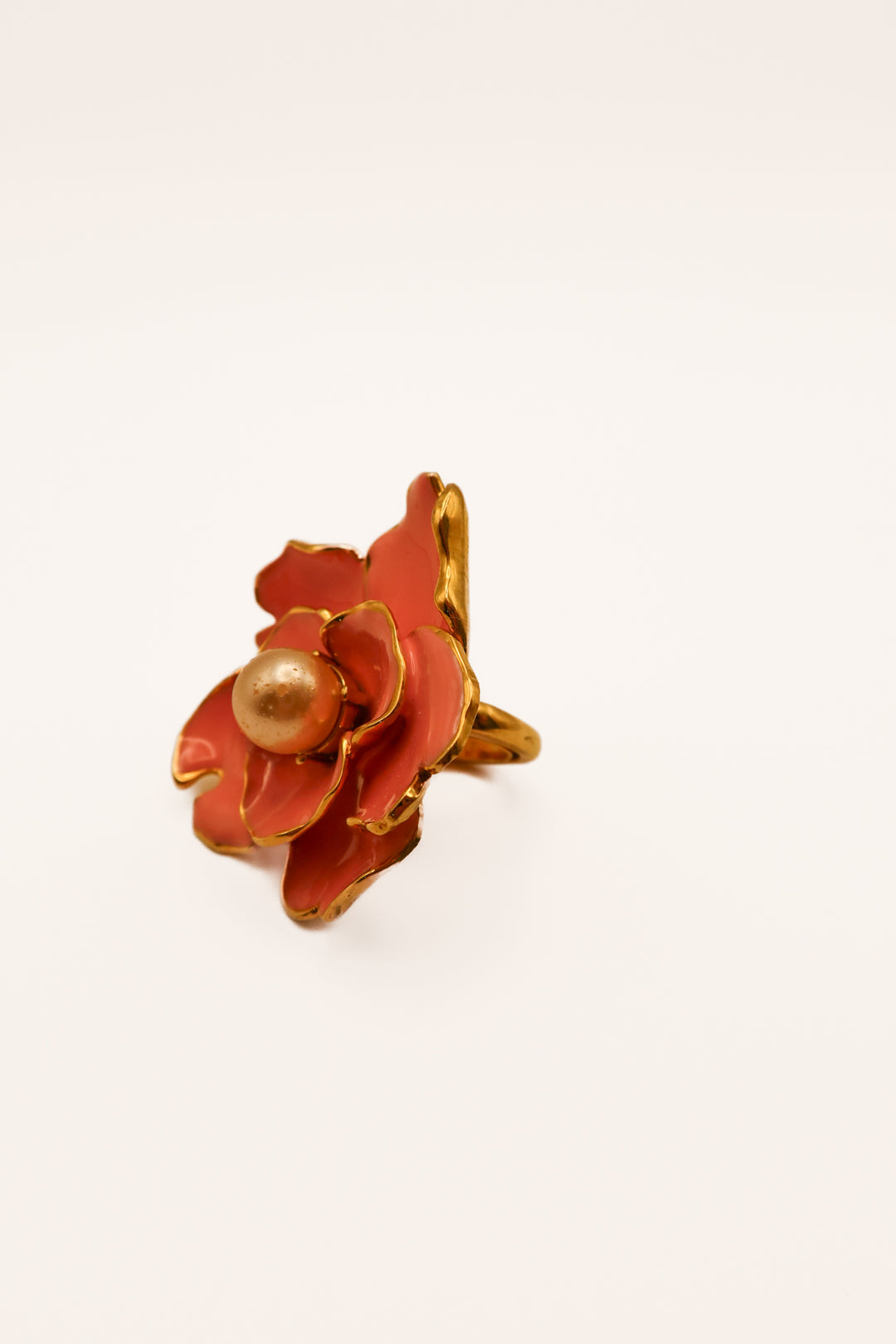 Large pink/pearl floral ring (6)