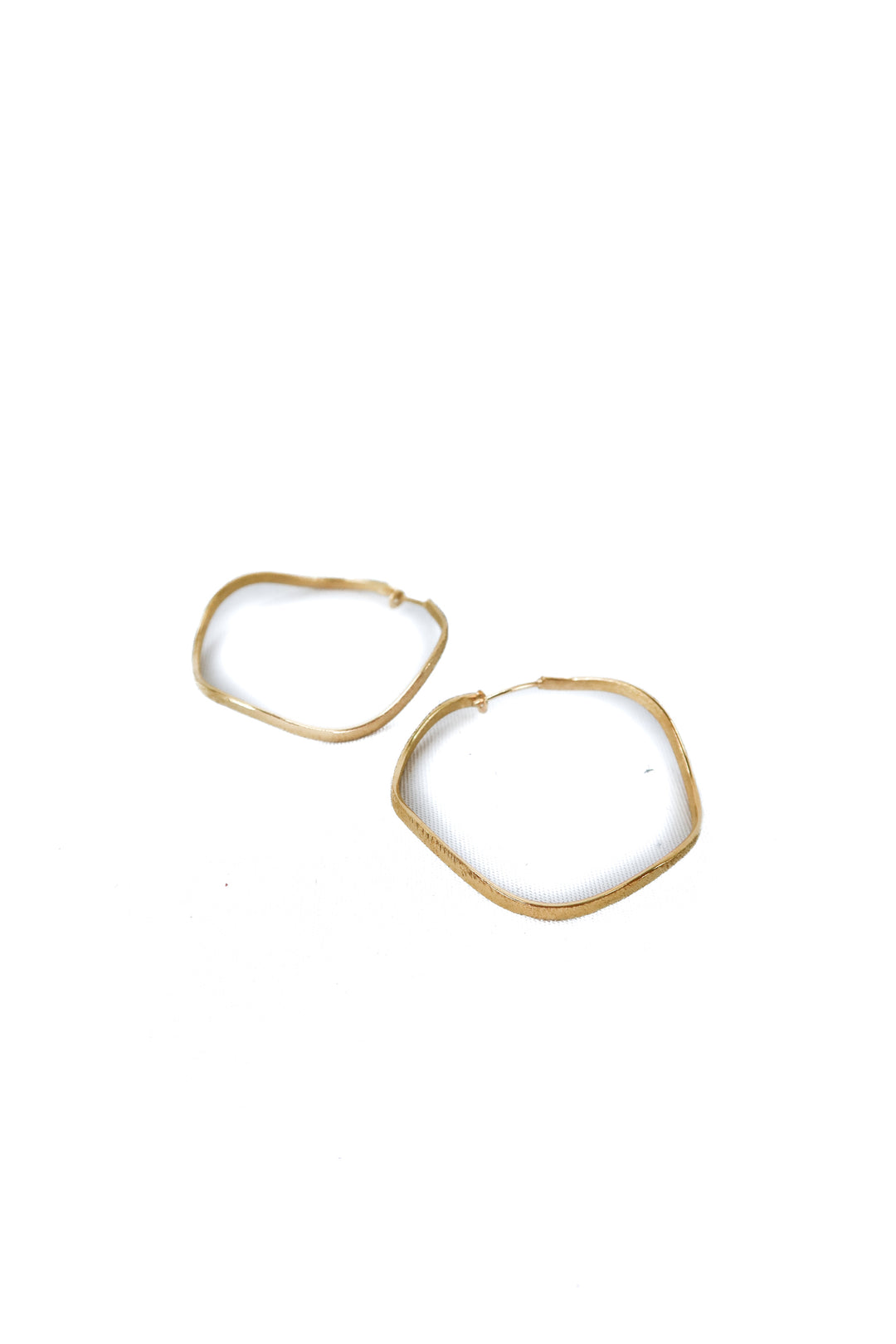 gold wavy hoop earrings