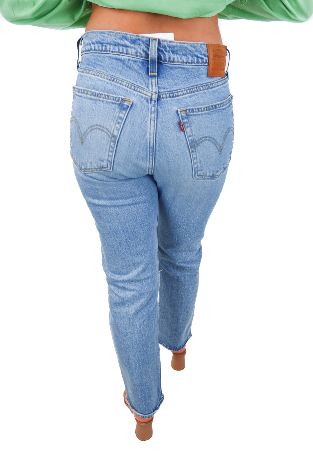 SOLD: Levi’s light wash wedgie straight jeans (27; retail $98)