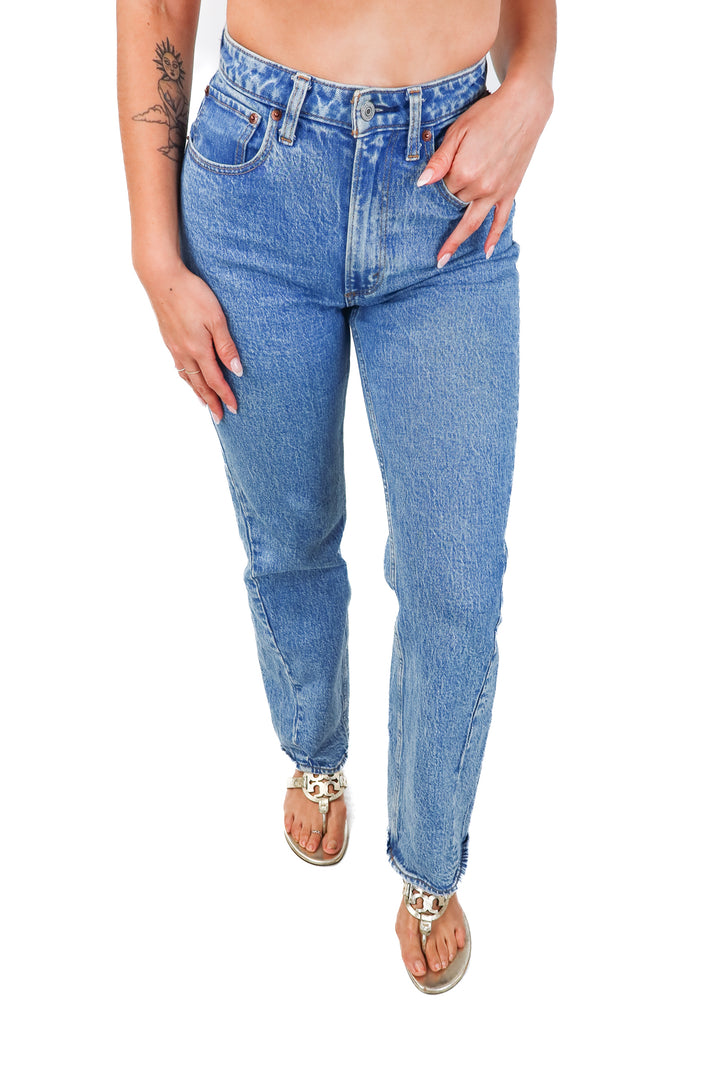 abercrombie & fitch medium wash relaxed jeans (0R; retail $90)