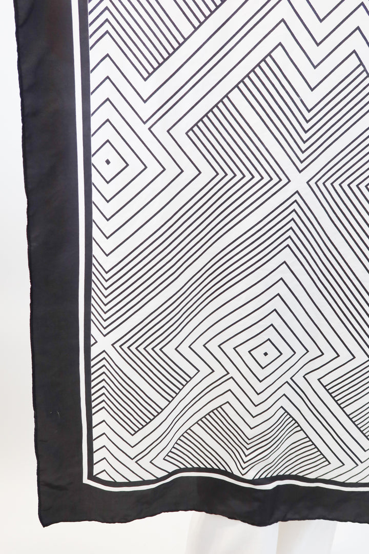 Black/white striped scarf
