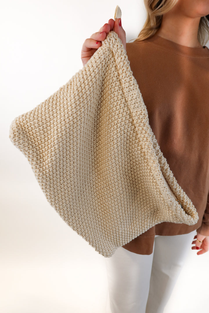 A new day cream knit large pouch