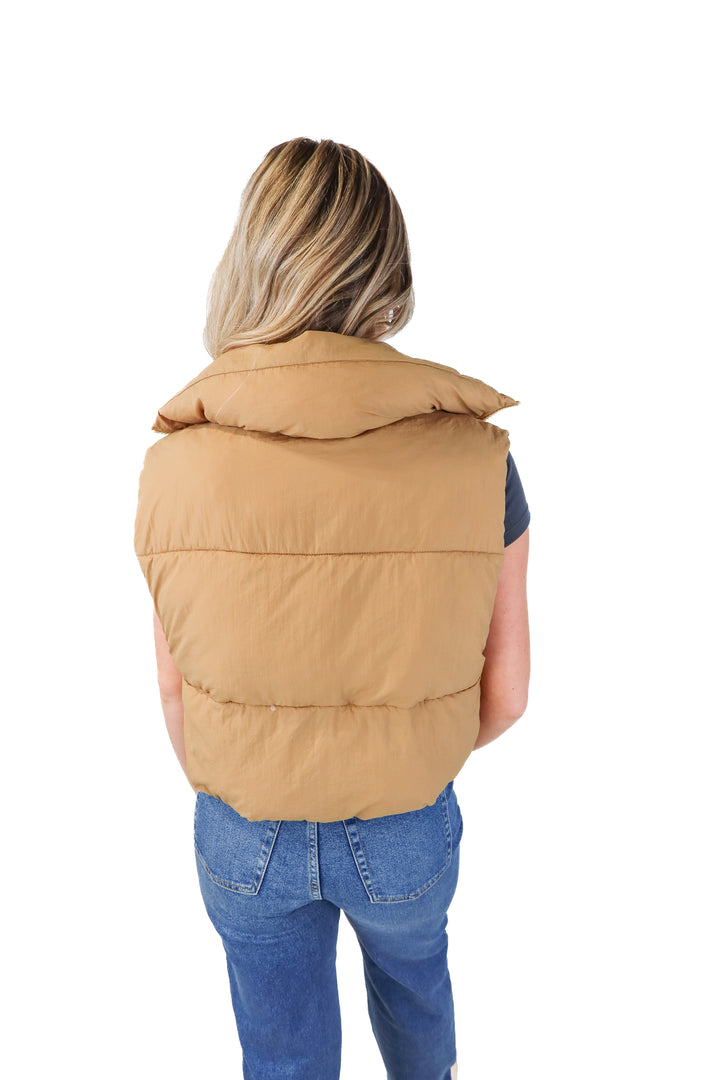 brown cropped puffer vest (m)