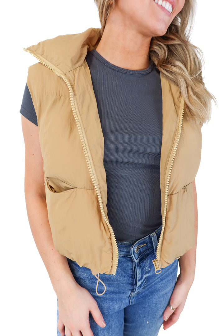 brown cropped puffer vest (m)
