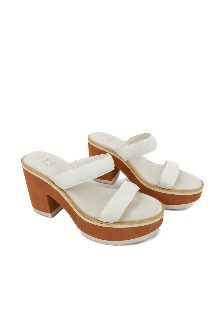 Oasis Society white platform sandals (9; retail $60)