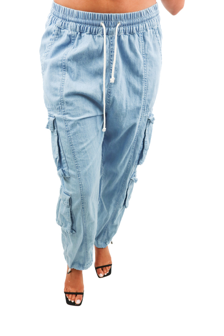 beach riot lightwash cargo chambray joggers (M)