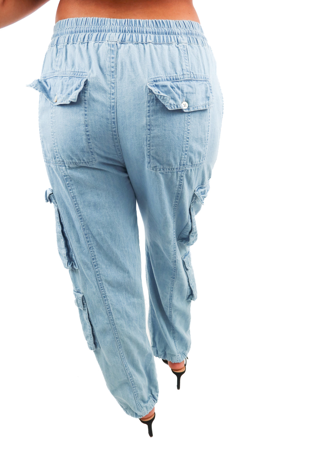 beach riot lightwash cargo chambray joggers (M)