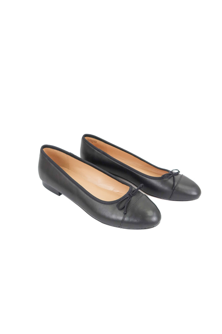 Ann Taylor black leather flats (7.5)