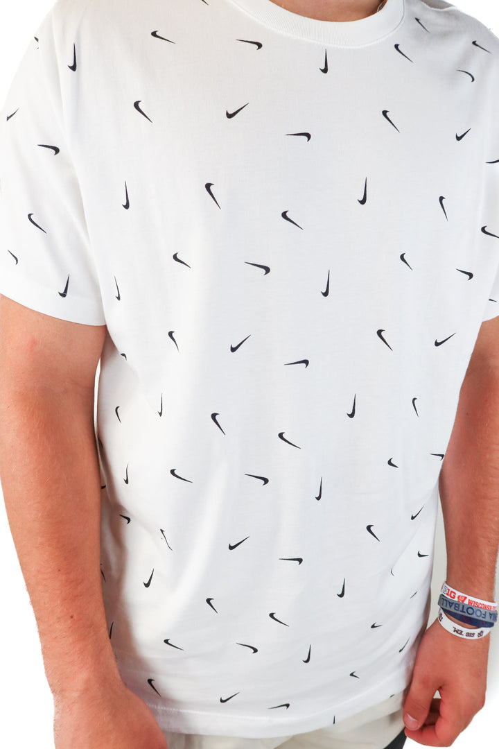 SOLD nike logo graphic tee (xl)