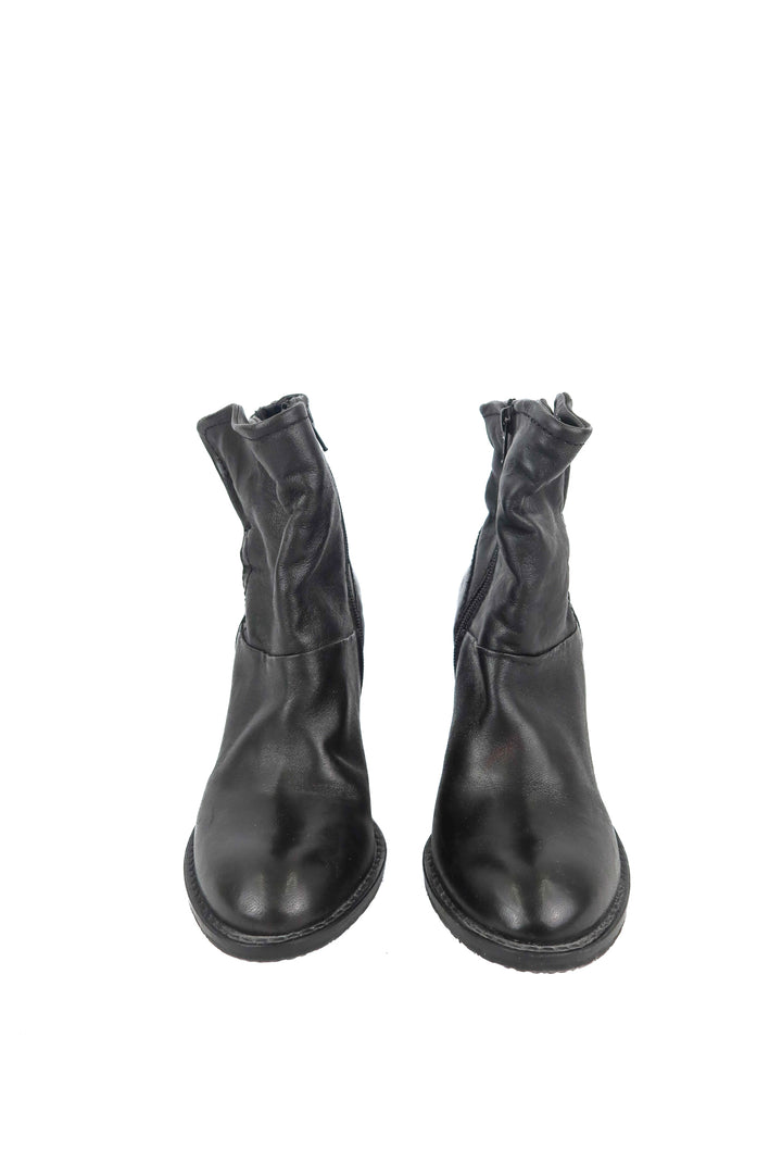 Steve Madden black leather booties (8.5)