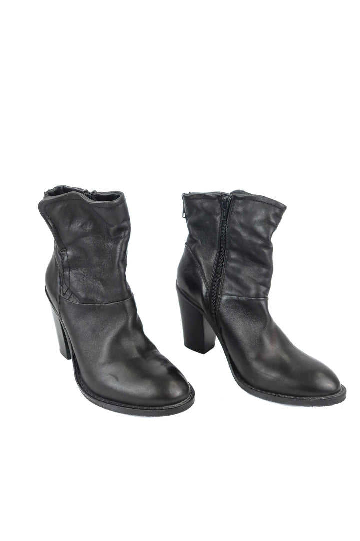 Steve Madden black leather booties (8.5)