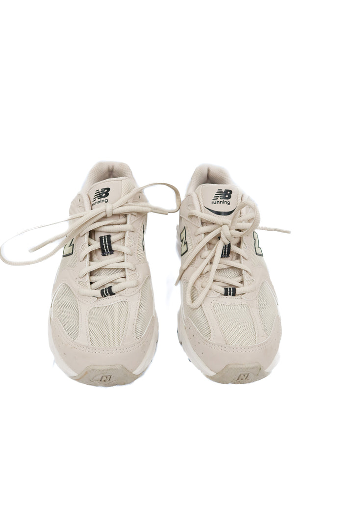 New Balance cream sneaker (8.5)