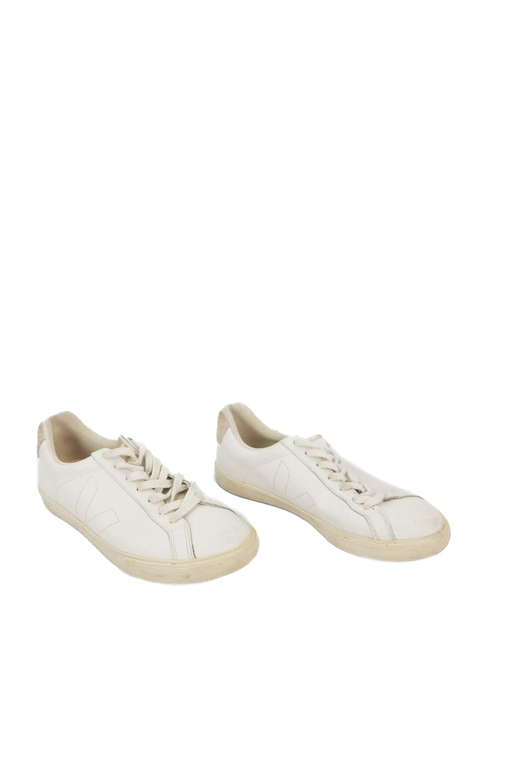 White Veja sneakers (8; retail $175)