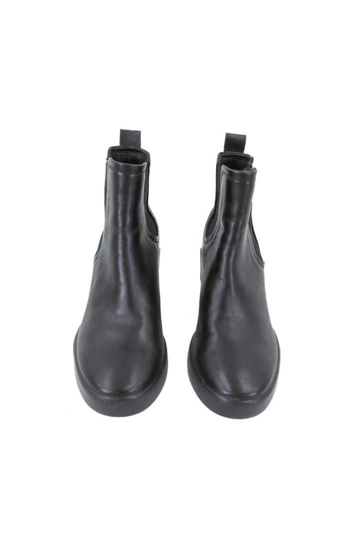 Ecco black boots (39; retail $179)