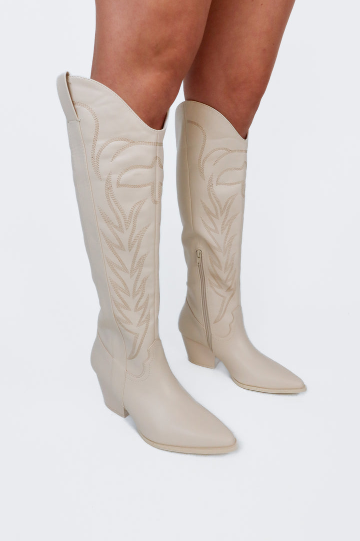 Qupid cream tall cowgirl boots NWOT (8.5)