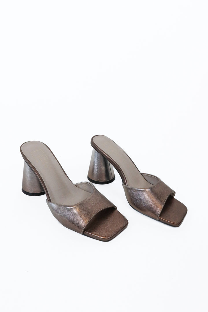 Shu Shop Pewter 90s Round Chunky Heel Sandal NWOT (7; Retail $65)