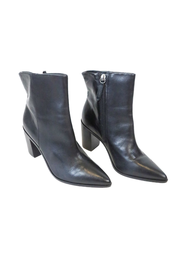 Schultz black pointed toe bootie NWOT (6.5)