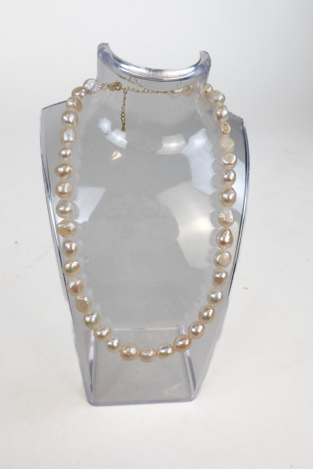 Electric picks pearl necklace