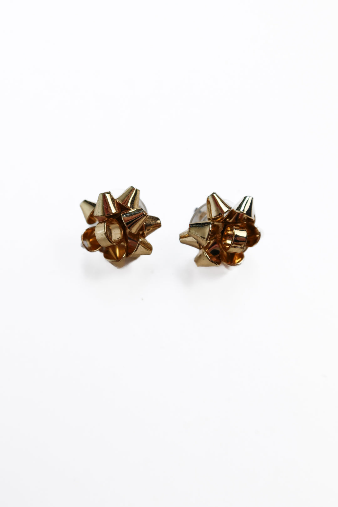 Gold gift bow stud earrings