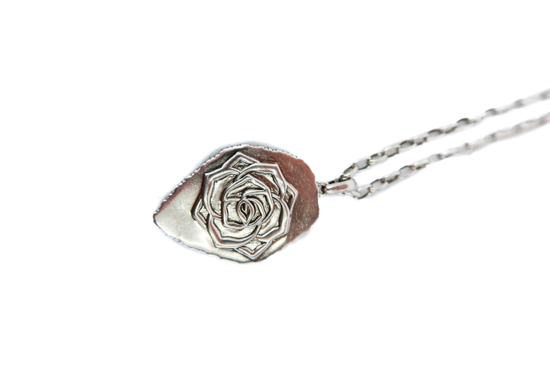 kendra scott tessa silver druzy pendant with rose embossment NWT(retail $150)