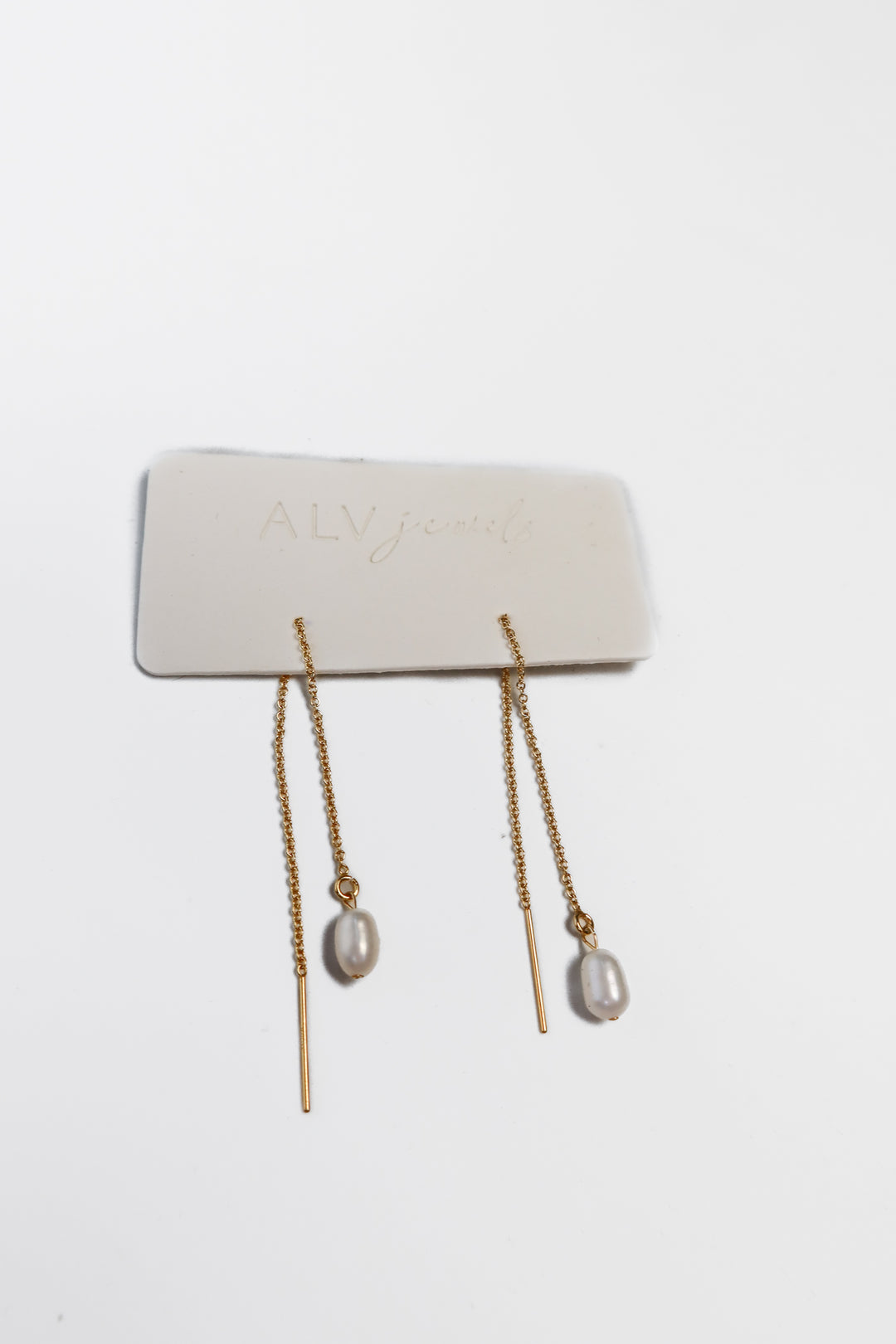 ALV jewels chain and pearl earrings