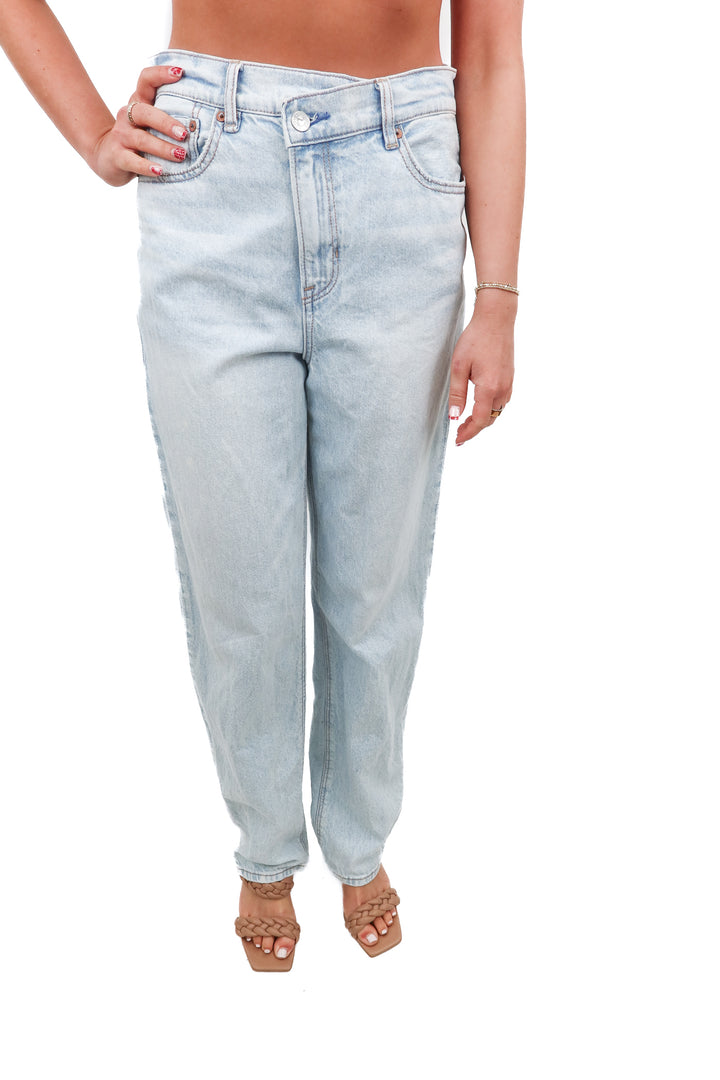 american eagle light wash "strigid" jeans (4)