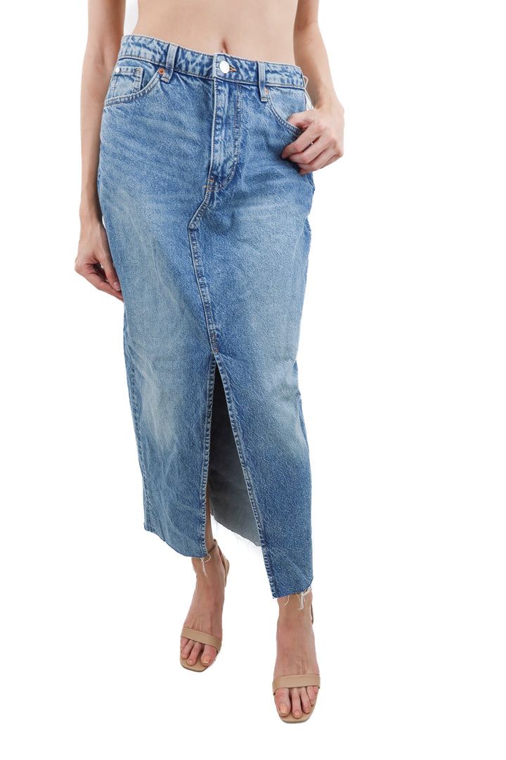 & denim high rise medium wash raw hem denim maxi skirt (26)