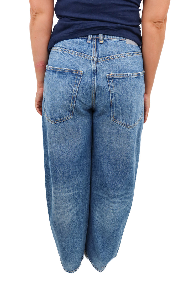zara slight distressed light wash wide leg jeans NWT (8; retail $59.90)