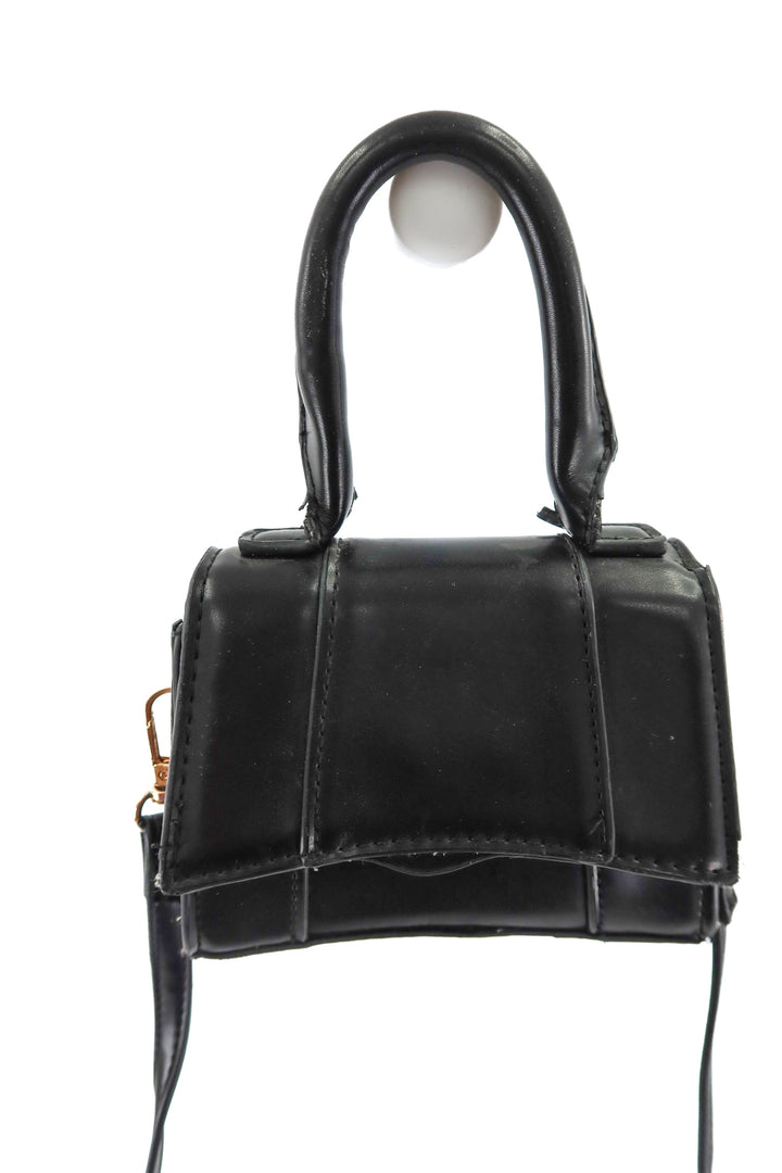 AUCTION urban expressions black small crossbody bag (Kelsea LOVED her)- ends 11/11 at 8 pm CT