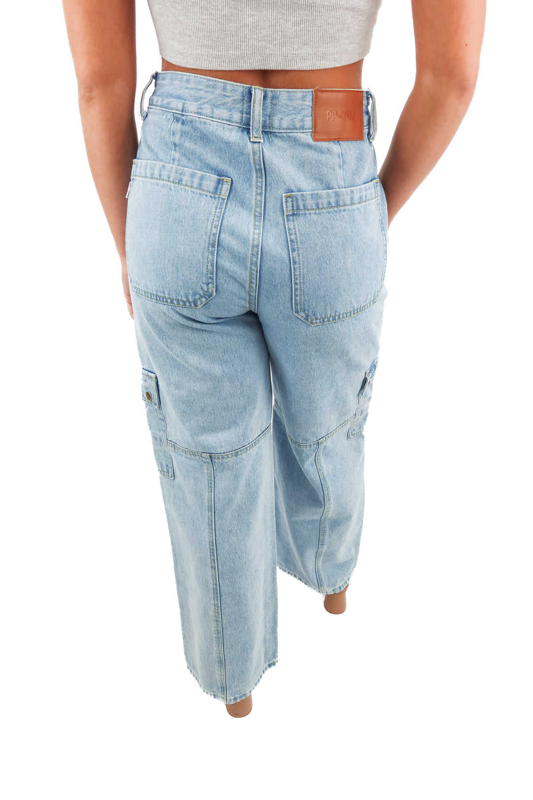 princess polly light wash cargo jeans (4; retail $85)
