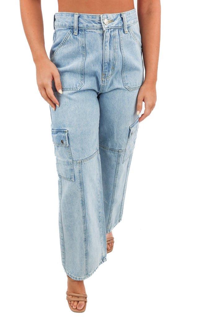 princess polly light wash cargo jeans (4; retail $85)
