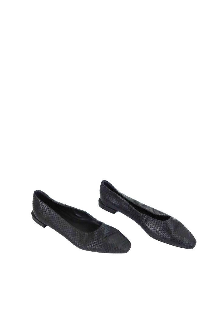 saks fifth avenue black serpent flat (10; retail $225)