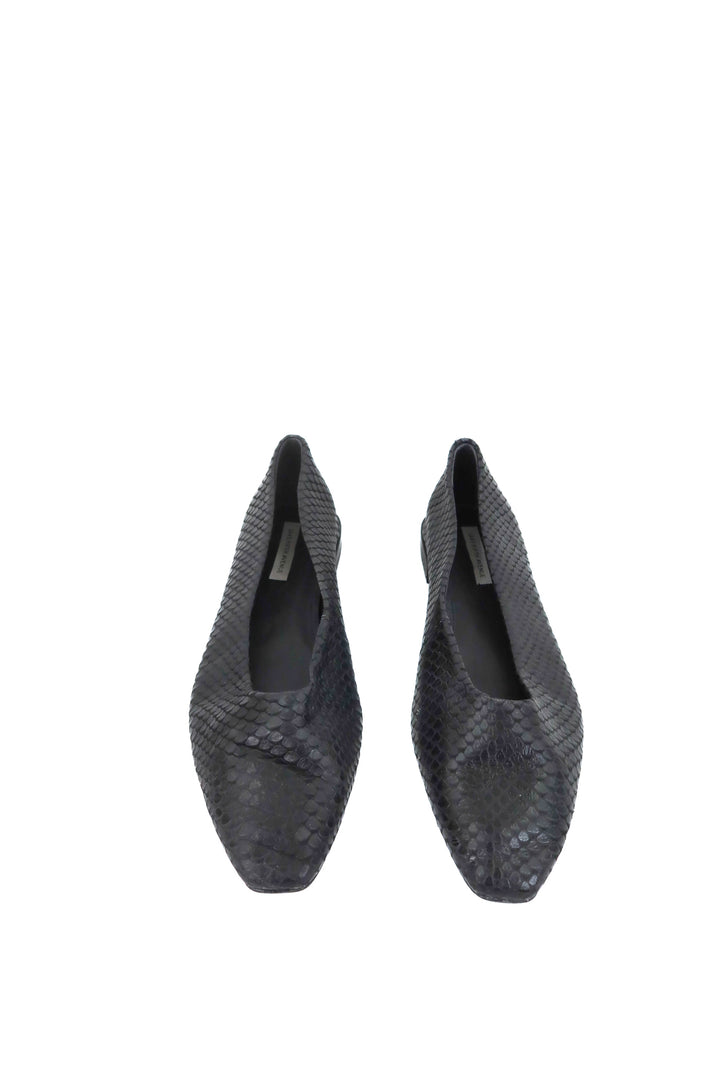 saks fifth avenue black serpent flat (10; retail $225)