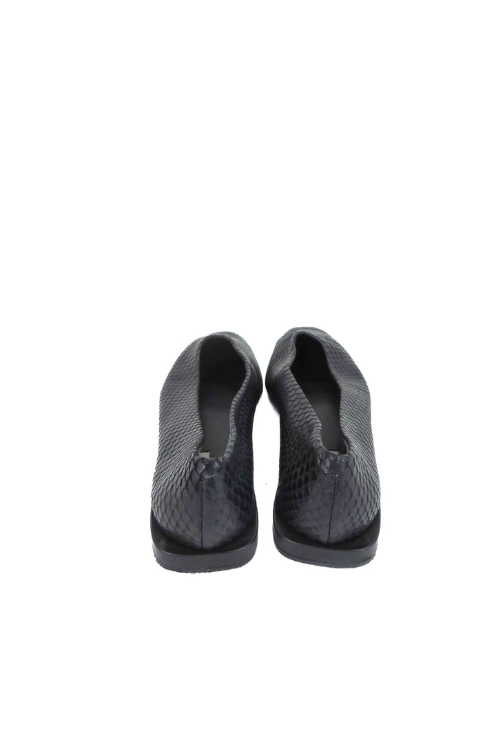 saks fifth avenue black serpent flat (10; retail $225)
