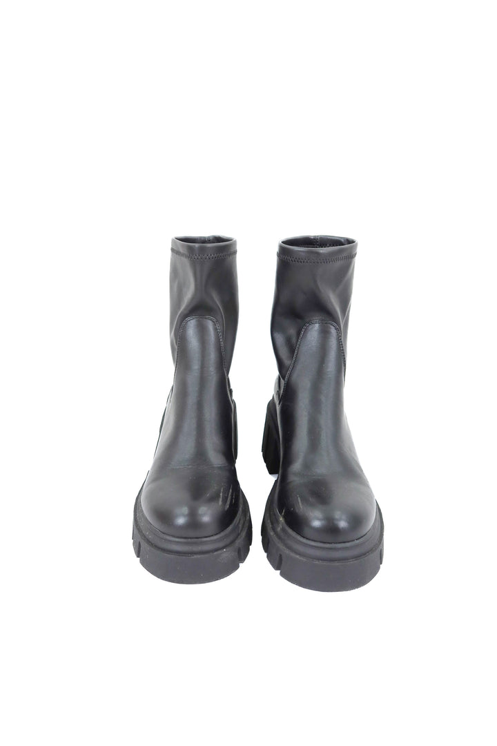 steve madden black boomba lug sole boots (8.5; retail $100)