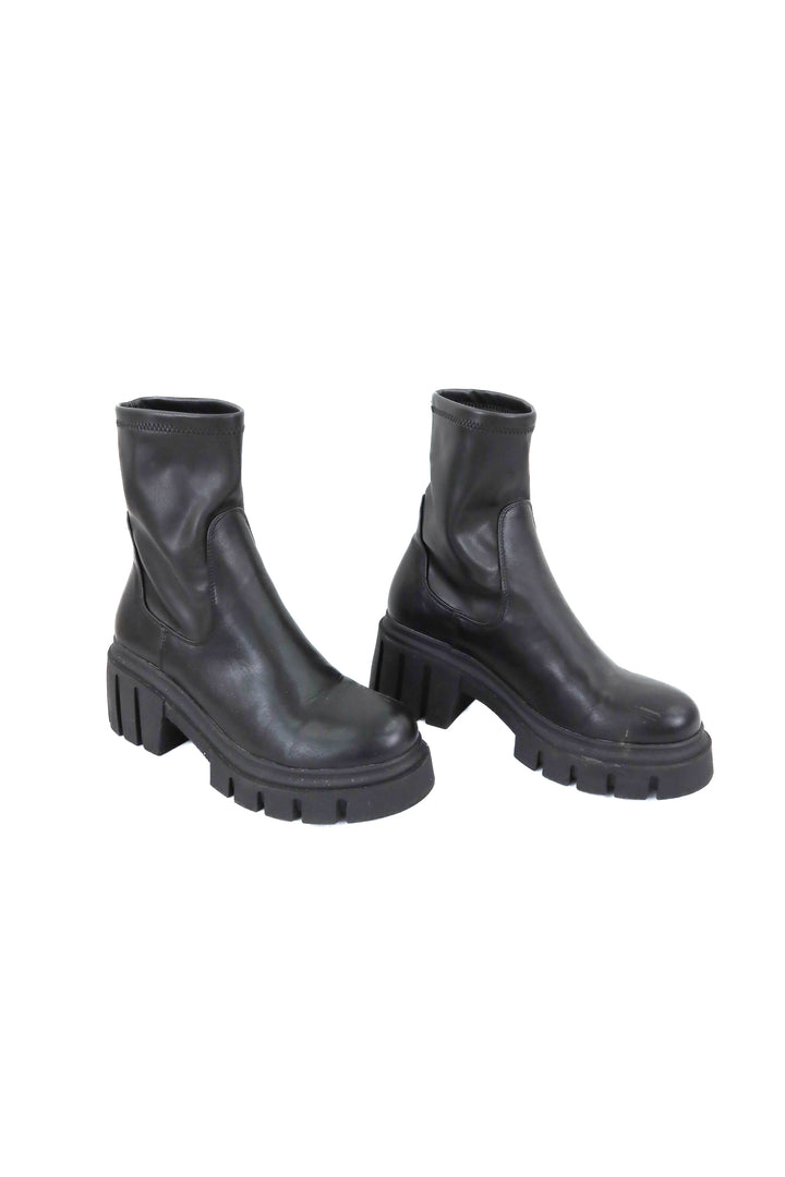 steve madden black boomba lug sole boots (8.5; retail $100)