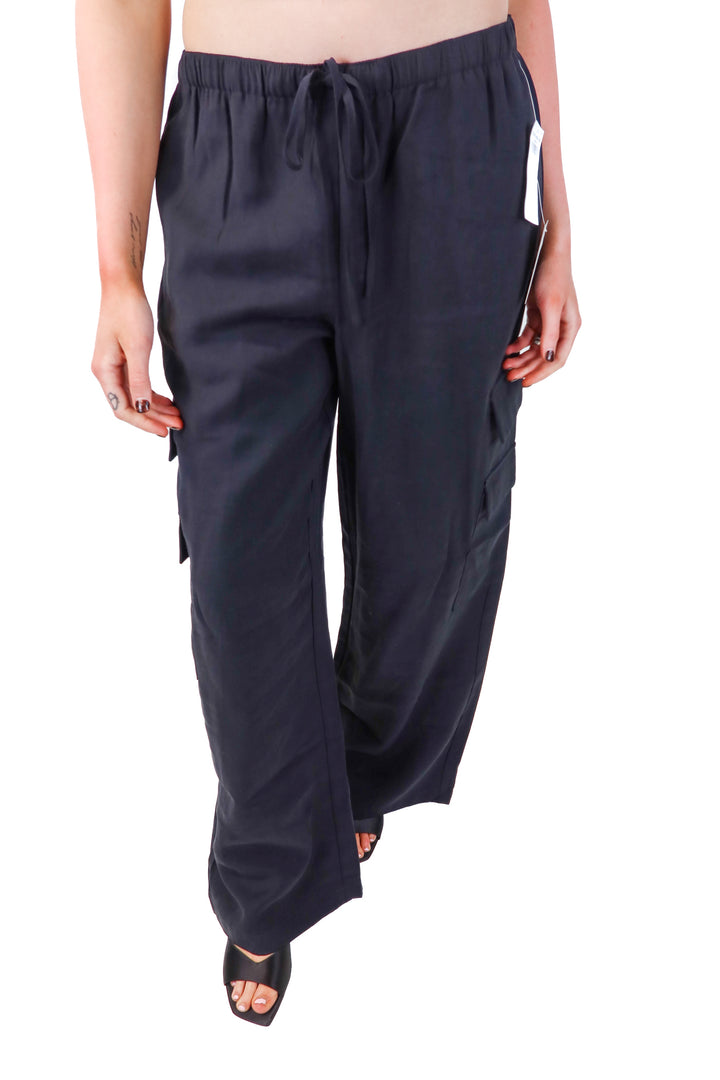 SOLD: abercrombie & fitch black cargo pants NWT (M Long; retails $80)