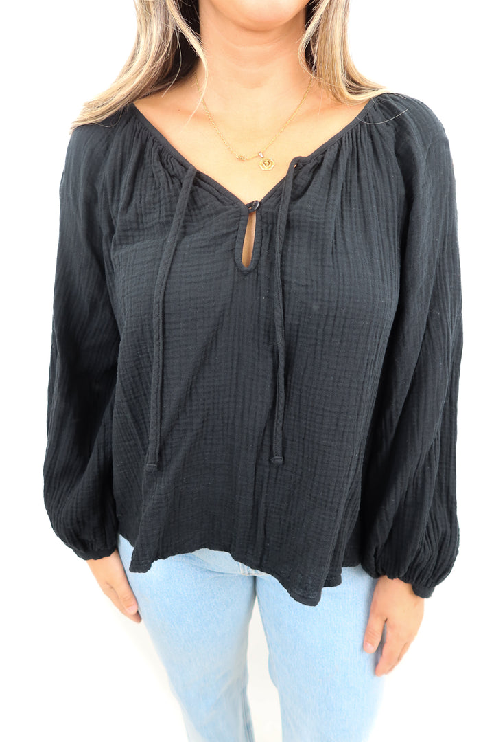 universal threads black gauze top (L)