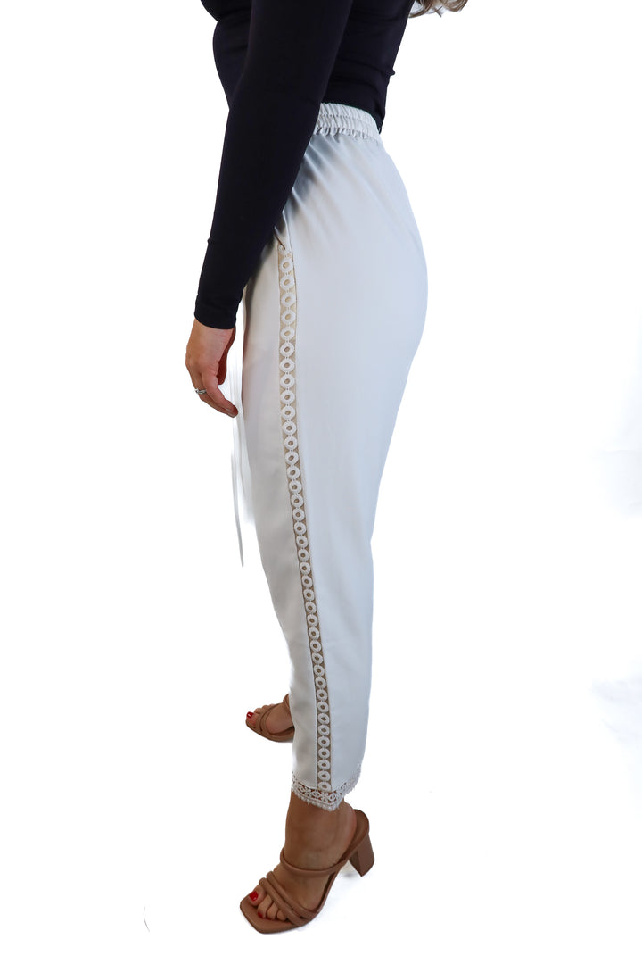 white wide leg pants with crotchet side detailing (s)